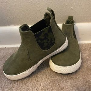 Cat & Jack Olive boots size 6